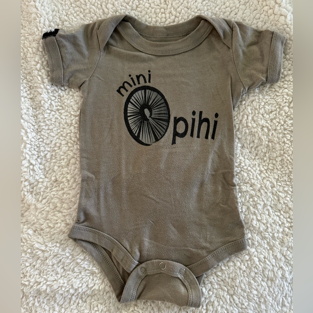 Mini opihi. 6-12 months onesie